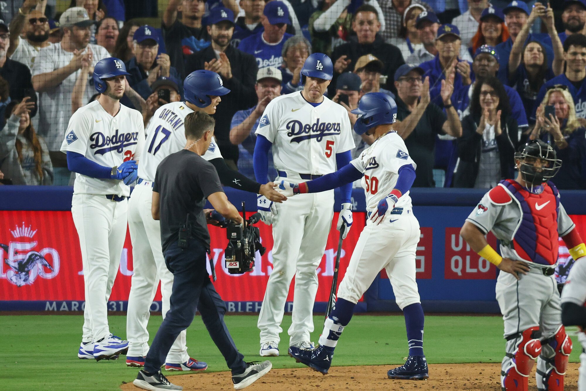 三回裏ドジャース1死一、二塁、逆転の本塁打を放ったベッツ(中央右)を迎える二塁走者大谷翔平⑰=金居達朗撮影