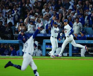 ドジャース対ダイヤモンドバックス　3回裏ドジャース1死一、二塁、ベッツ(手前)の3点本塁打で生還する大谷(撮影･垰建太)