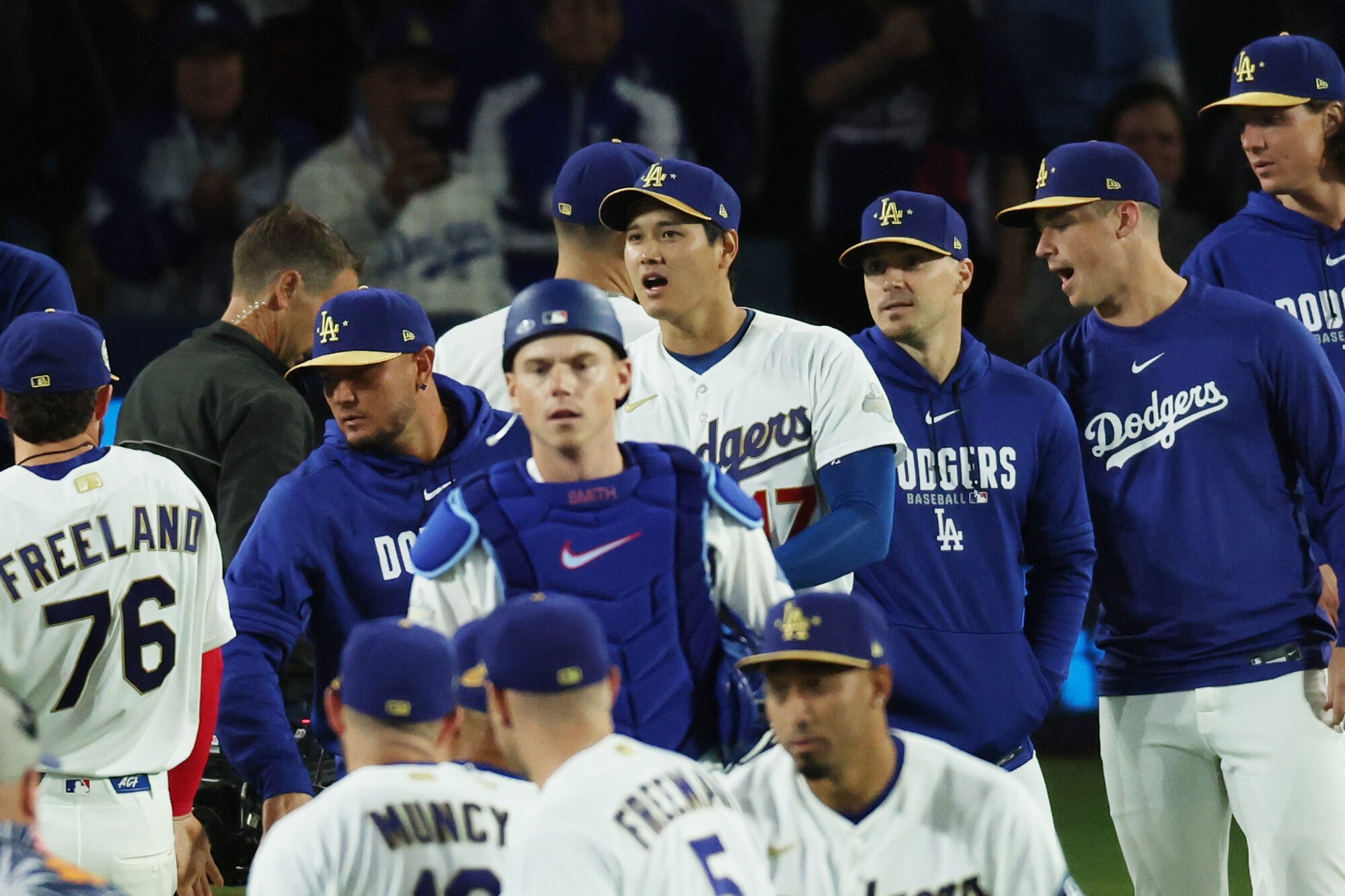 試合に勝ち、選手たちを出迎えるドジャースの大谷翔平(中央)=金居達朗撮影