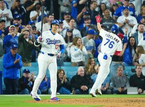 ドジャース対ダイヤモンドバックス　3回裏ドジャース1死、ソロ本塁打を放ったフリーランド(右)を出迎え笑顔を見せる大谷(撮影･垰建太)