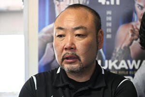 サンティアゴの公開練習を視察し取材に応じるワタナベジムの小口トレーナー(撮影･滝沢徹郎)