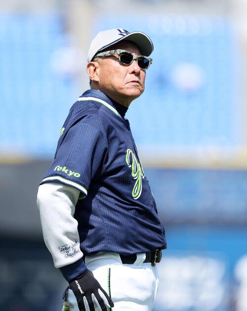 DeNA対ヤクルト　練習を見つめるヤクルト池山監督(撮影･鈴木正人)　