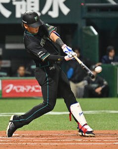 ソフトバンク対日本ハム　2回表日本ハム2死、野村は先制本塁打を放つ(撮影･林敢治)