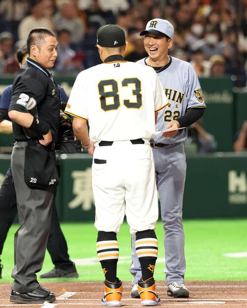 巨人対阪神　メンバー最終確認で、巨人阿部監督(手前)と笑顔で話す阪神藤川監督(撮影･浅見桂子)