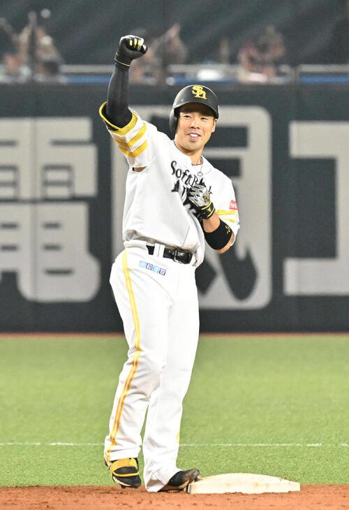 ソフトバンク対日本ハム　5回裏ソフトバンク2死満塁、近藤は逆転3点適時打を放つ(撮影･林敢治)