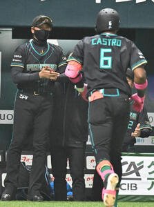 ソフトバンク対日本ハム　4回表日本ハム2死、本塁打を放ったカストロ(右)を祝福する新庄監督(撮影･林敢治)