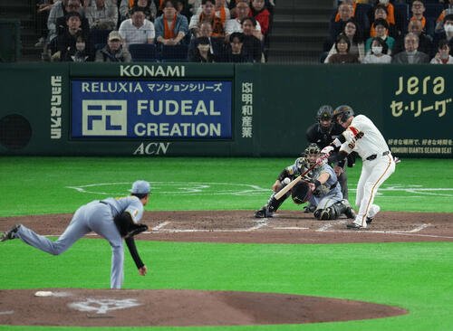 巨人対阪神　5回裏巨人1死一塁、安打を放つ坂本。投手は高橋(撮影･増田悦実)