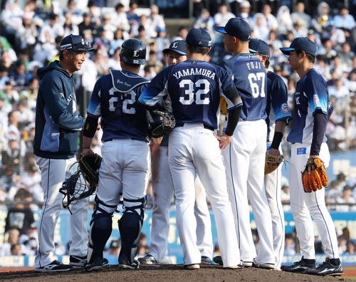 ロッテ対西武　6回裏途中、西武冨士(右から3人目)に交代を告げる西口監督(左端)(撮影･宮地輝)