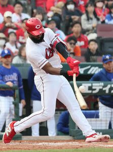 広島対中日　8回裏広島2死一、三塁、ファビアンは勝ち越しの左適時打を放つ(撮影･加藤孝規)