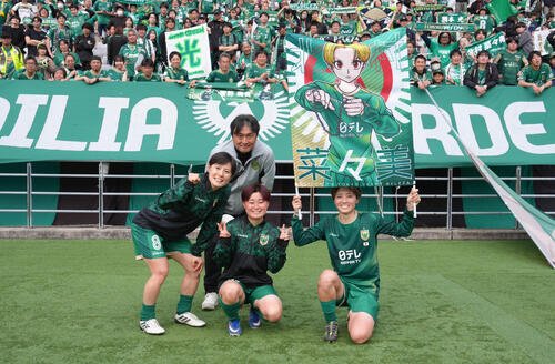 日テレ東京V対スタリオン･ラグナ　快勝し、サポーターとの記念撮影に笑顔を見せる、前列左から日テレ東京Vの猶本、松永、北村、後方は楠瀬監督(撮影･足立雅史)