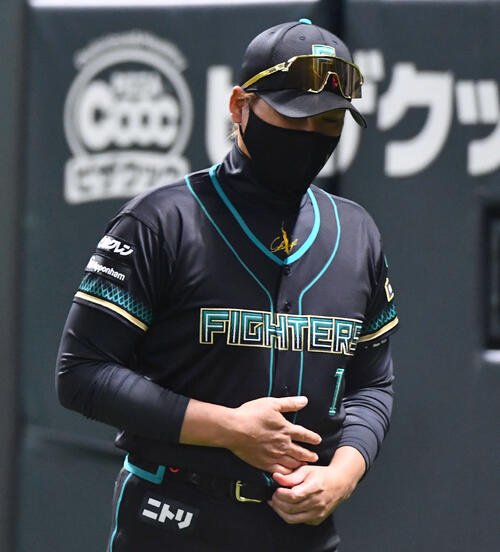 ソフトバンク対日本ハム　5回裏、投手の交代を告げ、厳しい表情でベンチへ戻る新庄監督(撮影･岩下翔太)