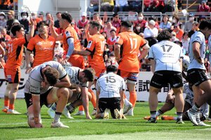 トライを許しうなだれるBL東京の選手たち