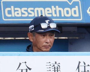 ロッテ対西武　厳しい表情で戦況を見つめる西武西口監督(撮影･宮地輝)