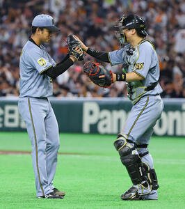 巨人対阪神　9回裏巨人2死二、三塁、完封勝利した高橋(左)は伏見とグラブタッチをする(撮影･上田博志)