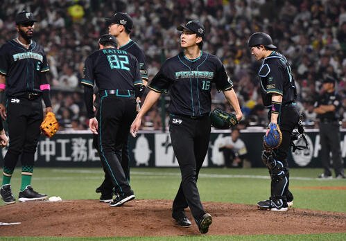 ソフトバンク対日本ハム　5回途中5失点で降板した達(中央)(撮影･岩下翔太)