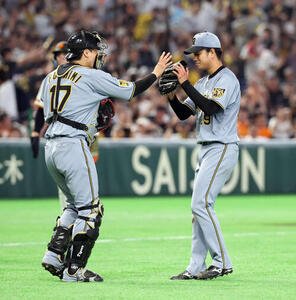 巨人対阪神　9回裏巨人2死二、三塁、岸田を三振に仕留め完封勝利した高橋(右)は伏見とハイタッチ(撮影･浅見桂子)
