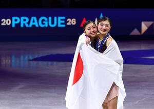 今大会限りで現役引退の坂本(右)は総合優勝を飾り、2位の千葉と日の丸に包まり笑顔で記念撮影(撮影･PNP)