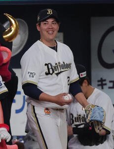 オリックス対楽天　楽天を完封したオリックス九里はウイニングボールを岸田監督に渡すも返される(撮影･上山淳一)