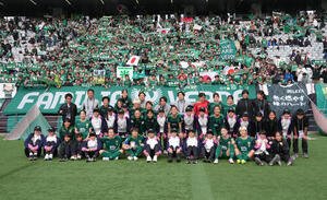 日テレ東京V対スタリオン･ラグナ　快勝し、サポーターとの記念撮影に臨む日テレ東京V(撮影･足立雅史)