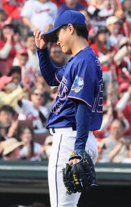 広島対中日　7回裏広島1死満塁、坂倉に先制の押し出し四球を出した桜井(撮影･加藤孝規)