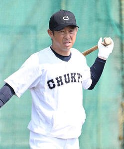 ノックをする中京大中京の高橋源一郎監督(撮影･石井愛子)