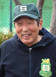 笑顔を見せる専大松戸の持丸修一監督(撮影･石井愛子)