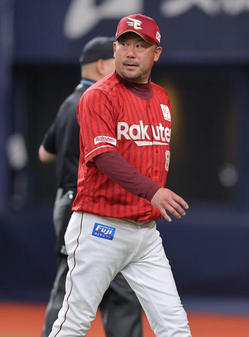 オリックス対楽天　7回裏オリックス1死満塁、7回途中で内を交代させる三木監督(撮影･上山淳一)