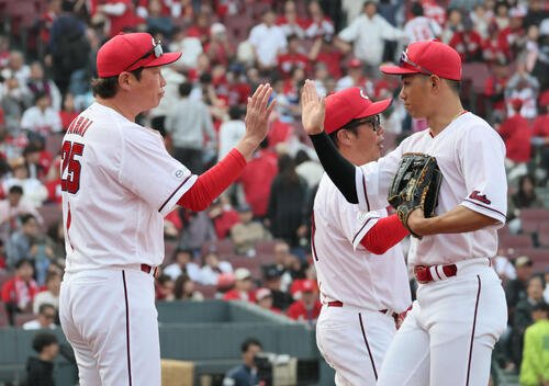 広島対中日　連勝発進の広島ナインを迎える新井監督(左)(撮影･加藤孝規)