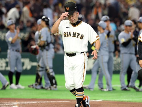 巨人対阪神　完封負けに、喜ぶ阪神の選手を背に引き揚げる巨人阿部監督(撮影･浅見桂子)