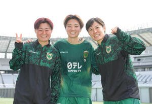 日テレ東京V対スタリオン･ラグナ　快勝し、笑顔を見せる日テレ東京Vの、左から松永、北村、猶本(撮影･足立雅史)