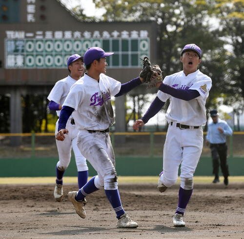 静岡学園対藤枝東　県進出を決め、仲間とグラブタッチする藤枝東･山下(右)