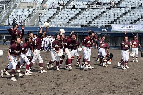 3点差を跳ね返す逆転サヨナラ勝ちの常総ナインは試合後、喜びを爆発させた。しゃがみ込んで泣いているのは殊勲の江連主将(撮影･久我悟)