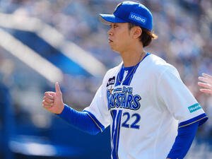 DeNA対ヤクルト　1回表を抑え、サムズアップポーズのDeNA入江(撮影･鈴木みどり)