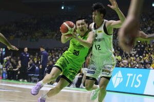 ゴールに迫るレバンガ北海道の富永(左)(撮影･保坂果那)