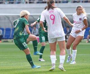 日テレ東京V対スタリオン･ラグナ　後半、チーム5点目のゴールを決める日テレ東京V氏原(左)(撮影･足立雅史)