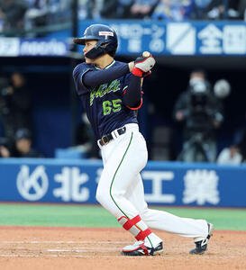 DeNA対ヤクルト　9回表ヤクルト2死一塁、鈴木叶は中前打を放つ(撮影･鈴木正人)　