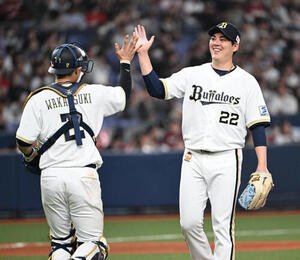 オリックス対楽天　楽天を完封し笑顔で捕手若月(左)とタッチする九里(撮影･和賀正仁)