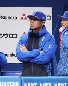 DeNA対ヤクルト　9回裏、戦況を見つめるDeNA相川監督(撮影･鈴木正人)　