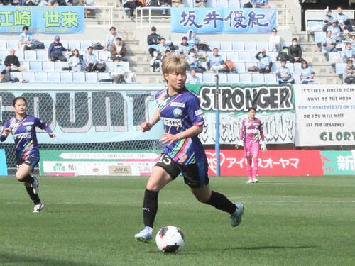 仙台対大阪　パスをうかがう仙台FW矢形(撮影･高橋香奈)