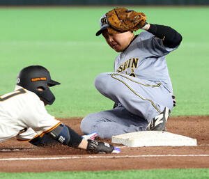 巨人対阪神　8回裏、正しく設置されている｢統一ベース｣(撮影･浅見桂子)