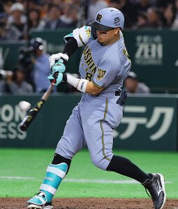 巨人対阪神　8回表阪神1死二塁、佐藤は適時打を放つ(撮影･上田博志)