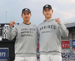 ロッテ対西武　勝利し笑顔でガッツポーズするロッテ西川(左)と田中(撮影･宮地輝)