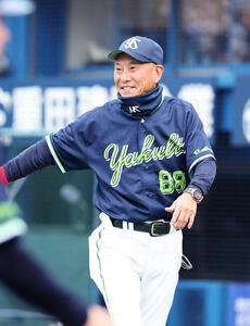 DeNA対ヤクルト　6回裏、選手交代を告げベンチに引き揚げるヤクルト池山監督(撮影･鈴木正人)　