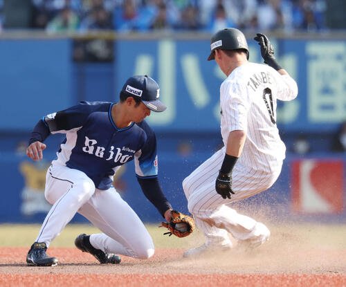 ロッテ対西武　5回裏ロッテ2死一塁、二塁盗塁を決める高部(撮影･宮地輝)