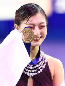 フィギュア世界選手権　今大会限りで現役引退の坂本花織は総合優勝を飾り、笑顔で金メダルを見せる(撮影･PNP)