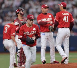 オリックス対楽天　4回途中で降板する楽天滝中(手前)(撮影･上山淳一)