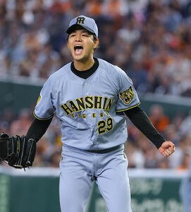 巨人対阪神　9回裏巨人2死二、三塁、完封勝利した高橋は雄たけびを上げる(撮影･上田博志)