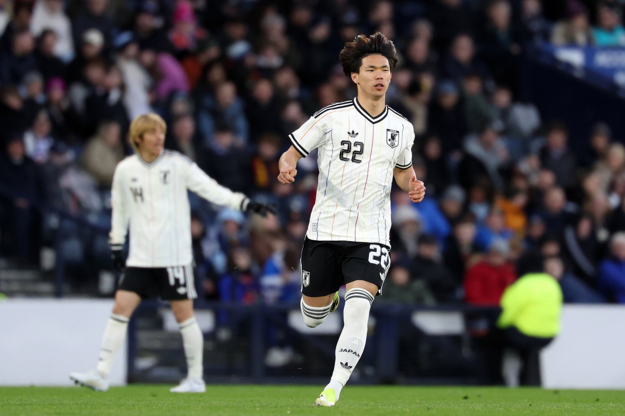 後半、途中交代でピッチに入る塩貝健人=内田光撮影