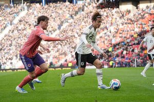 日本対スコットランド　前半、ドリブルする佐野航(右)(撮影･パオロ　ヌッチ)