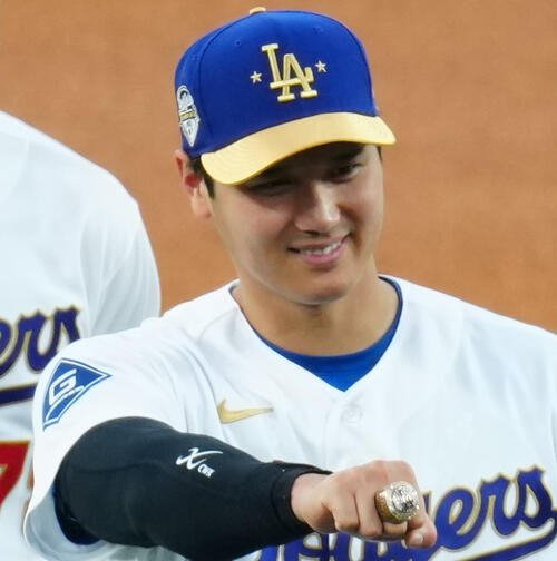 チャンピオンズリングセレモニーでリングを着けるドジャース大谷(2026年3月撮影)